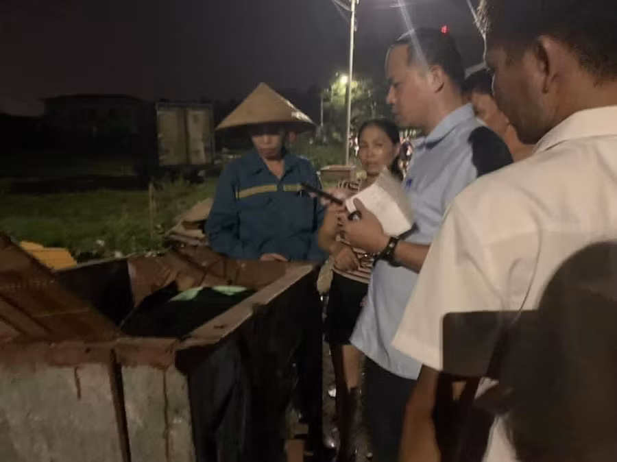 Thùng rác nơi bé sơ sinh bị bỏ rơi. Ảnh: N.T Thùng rác nơi bé sơ sinh bị bỏ rơi. Ảnh: N.T