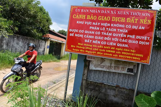 UBND xã Xuân Thới Sơn (huyện Hóc Môn, TP HCM) cảnh báo người dân không nên thực hiện giao dịch mua bán trên khu đất không được phép phân lô, tách thửa, phát triển nhà ở - Ảnh: QUANG ĐỊNH