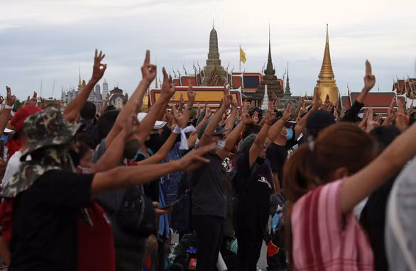 Người biểu tình giơ 3 ngón tay thể hiện 3 yêu sách cơ bản của họ: chính phủ hiện tại từ chức, hiến pháp được viết lại và hạn chế quyền lực của hoàng gia - Ảnh: REUTERS