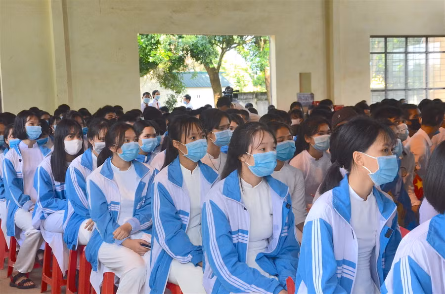 Thực hiện nghiêm biện pháp phòng chống dịch Covid-19 và bệnh bạch hầu, học sinh Trường THPT Ya Ly (huyện Chư Păh) tham gia lễ khai giảng đều chấp hành đeo khẩu trang. Ảnh: Phương Linh
