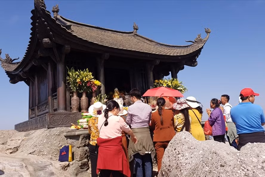 Chùa Đồng trên đỉnh nón thiêng Yên Tử. Ảnh: Nguyễn Hùng
