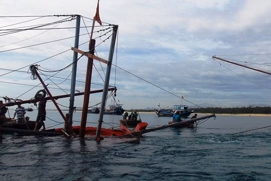 Tàu câu mực của ngư dân Quảng Ngãi bị tàu lạ đâm chìm khiến 2 ngư dân bị thương, 1 ngư dân mất tích. Ảnh minh họa: Thanh Chung Tàu câu mực của ngư dân Quảng Ngãi bị tàu lạ đâm chìm khiến 2 ngư dân bị thương, 1 ngư dân mất tích. Ảnh minh họa: Thanh Chung