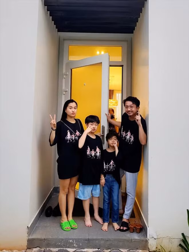 Cả gia đình Lâm Vỹ Dạ quấn quýt bên nhau, mừng sinh nhật nữ nghệ sĩ ẢNH: CHỤP MÀN HÌNH
