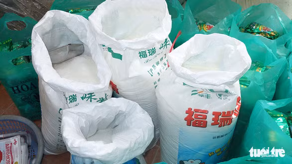 Các bao tải chưa nguyên liệu dùng để làm giả các loại bột ngọt và trà của 2 vợ chồng Nghĩa và Tuyền - Ảnh: TIẾN VŨ
