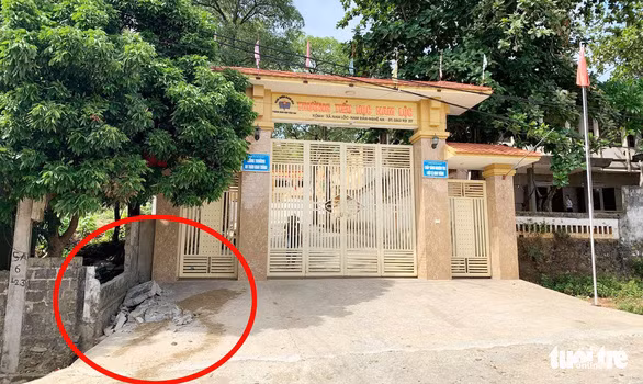 Trường tiểu học Nam Lộc, huyện Nam Đàn, Nghệ An - nơi xảy ra sự việc - Ảnh: T.THÀNH Lúc 9h45 sáng 11-9, trao đổi với Tuổi Trẻ Online, ông Nguyễn Quang Xuyên - phó trưởng phòng GD-ĐT huyện Nam Đàn, Nghệ An - cho biết, vụ việc đau lòng xảy ra tại Trường tiểu học Nam Lộc làm một học sinh lớp 5 tử vong.