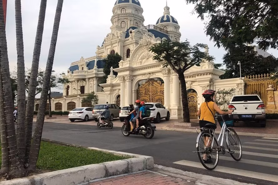 Chiều tối ngày 8.9, công an Hải Phòng hiện vẫn đang khám nhà đại gia Ngô Văn Phát - "Phát dầu" trên đường Lê Hồng Phong - ảnh HH Chiều tối ngày 8.9, công an Hải Phòng hiện vẫn đang khám nhà đại gia Ngô Văn Phát -