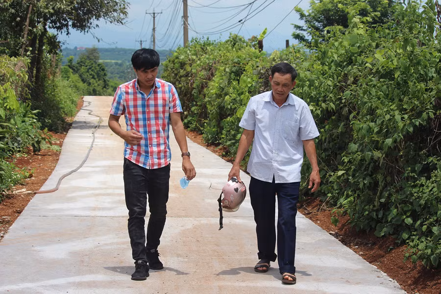 Con đường bê tông mới do người dân góp công, góp của qua sự vận động của ông Vừng. Ảnh: Nguyễn Tú Con đường bê tông mới do người dân góp công góp của qua sự vận động của ông Vừng. Ảnh: Nguyễn Tú