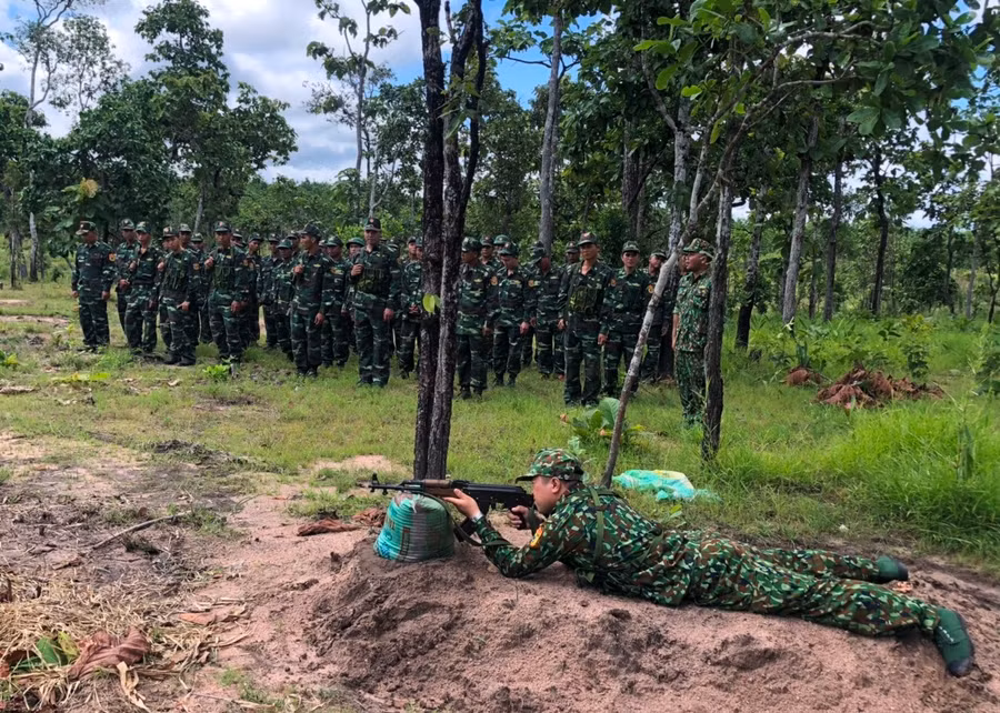 Quân nhân dự bị huấn luyện nội dung bắn súng AK bài 1 trên thao trường. Ảnh: Anh Huy
