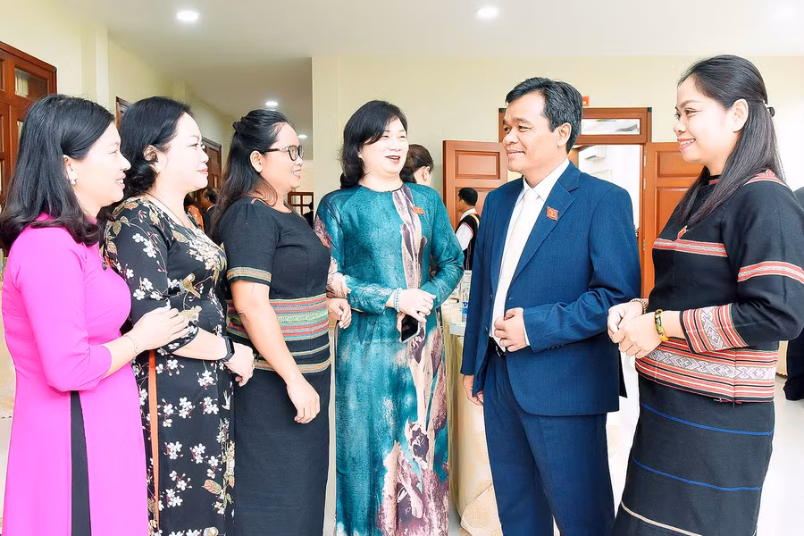 Bí thư Tỉnh ủy Hồ Văn Niên trao đổi bên lề đại hội với các đại biểu. Ảnh: Đức Thụy
