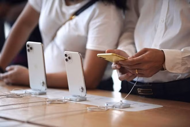 iPhone 12 dự kiến sẽ có giá khởi điểm 749 USD ẢNH: REUTERS