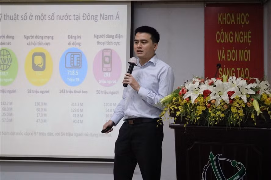 Đại diện đơn vị “cho vay Ngang hàng P2P” trong một buổi thuyết trình. Ảnh: Huân Cao