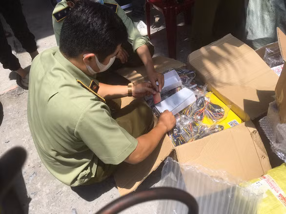 Lượng lớn thiết bị điện tử đựng trong thùng cáctông - Ảnh: NGUYỄN TRÍ