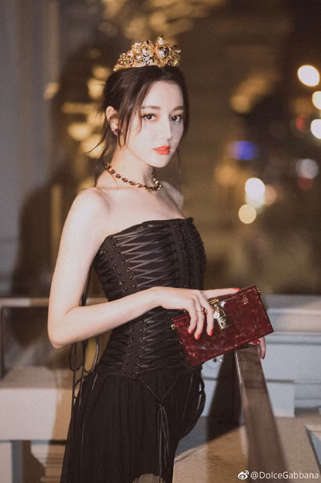 Được biết, Địch Lệ Nhiệt Ba ngay từ khi còn nhỏ cô đã yêu thích vũ đạo.