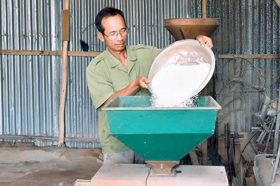 Sau 2 năm, gia đình ông Djung đã có thu nhập ổn định. Gia đình đã trả hết nợ vay và được Phòng Giao dịch Ngân hàng CSXH huyện tạo điều kiện cho vay tiếp 50 triệu đồng để phát triển sản xuất. Có vốn, gia đình đã mua máy xay xát gạo để phục vụ cho bà con trong làng. Đến nay, hộ ông Djung đã thoát nghèo; bình quân mỗi năm có thu nhập hơn 80 triệu đồng.