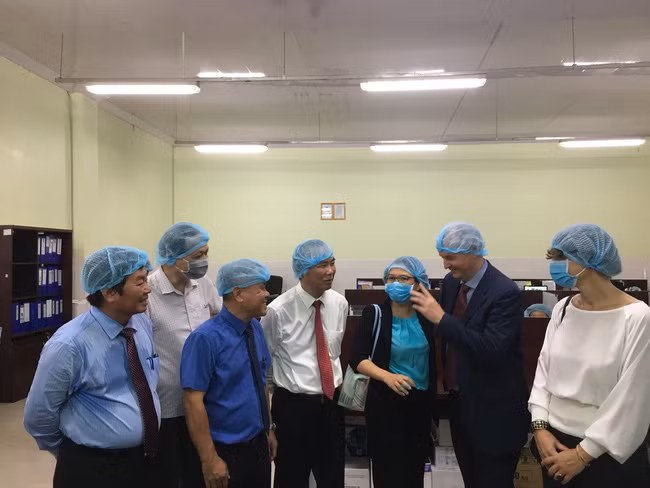 Thứ trưởng Bộ NNPTNT Phùng Đức Tiến tham quan nhà máy chế biến tôm của Tập đoàn Thông Thuận tại Ninh Thuận. Ảnh: D.V Thứ trưởng Bộ NNPTNT Phùng Đức Tiến tham quan nhà máy chế biến tôm của Tập đoàn Thông Thuận tại Ninh Thuận. Ảnh: D.V