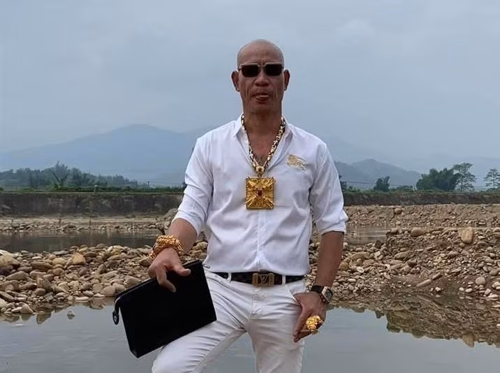Dũng "trọc" Hà Đông có sở thích đặc biệt với họa tiết hình rồng. Ảnh: MXH Dũng