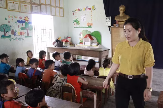 Cơ sở vật chất tạm bợ, thiếu thốn, học sinh đông nên các giáo viên rất vất vả