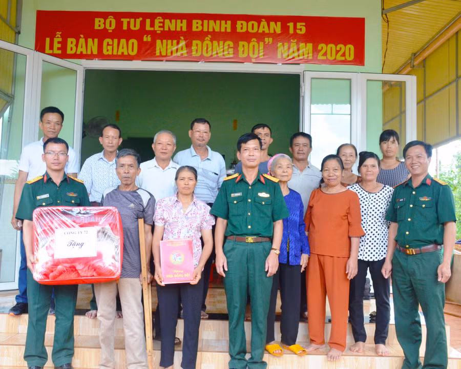 Trao quyết định giao nhà cho chị Vũ Thị Tuyến. Ảnh: Vĩnh Hoàng