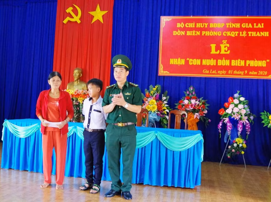 11Đồn Biên phòng CKQTLT nhận con nuôi