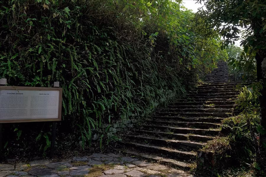  Biệt thự đại tá có một lối đi chính dành cho gia đình đại tá, lối đi phụ cho tùy tùng và người giúp việc. Ảnh: Hải Nguyễn