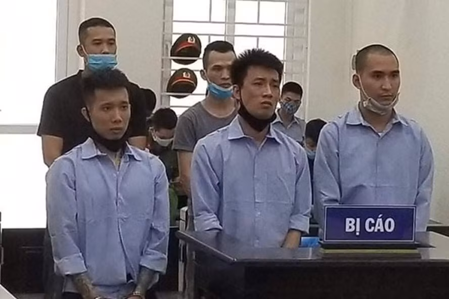 Các bị cáo trong vụ án giết người từ cuộc gọi điện thoại nhầm. Ảnh: V.Dũng.