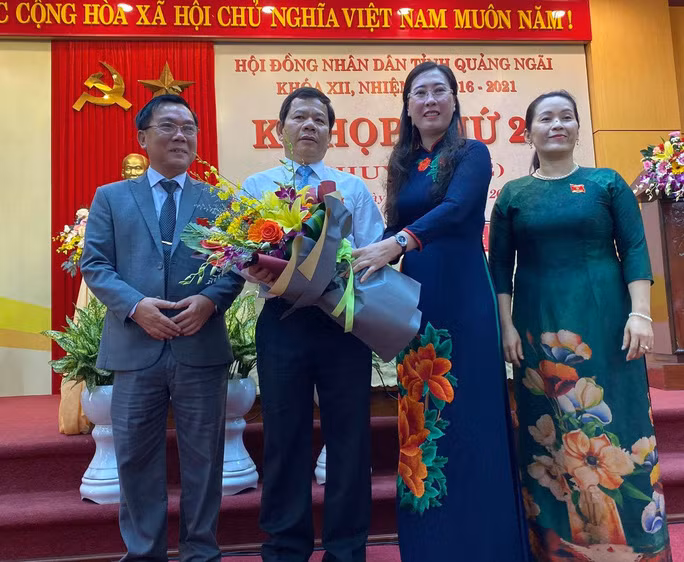 Ông Đặng Văn Minh (thứ 2 từ trái qua) được bầu giữ chức Chủ tịch UBND tỉnh Quảng Ngãi. Ảnh: T.Trực