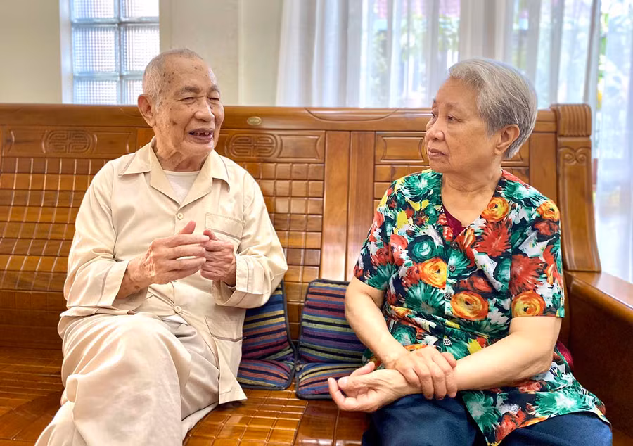  Nguyên Phó Bí thư Tỉnh ủy Ngô Thành kể về công tác chuẩn bị cho các kỳ đại hội Đảng bộ tỉnh ở khu căn cứ. Ảnh: H.T