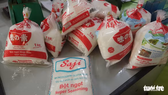 Các loại bột ngọt bị làm giả của nghi phạm Tuyền - Ảnh: TIẾN VŨ