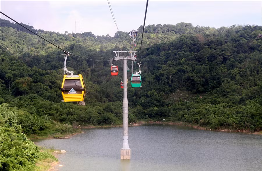 Với độ cao trên 700m so với mặt nước biển, Núi Cấm (xã An Hảo, huyện Tịnh Biên, tỉnh An Giang) được biết đến như nóc nhà của vùng Đồng bằng sông Cửu Long.