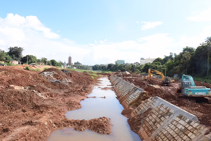 Dự án kè chống sạt lở suối Hội Phú (TP. Pleiku) đẩy nhanh tiến độ thi công. Ảnh: Minh Triều