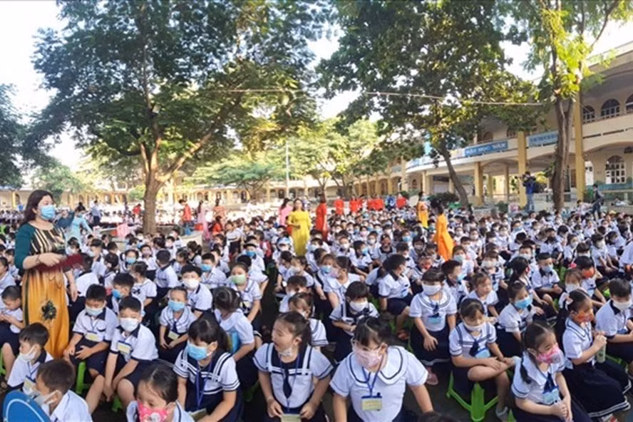  Học sinh dự lễ khai giảng năm học mới 2020-2021 ở TPHCM. Ảnh: LĐO