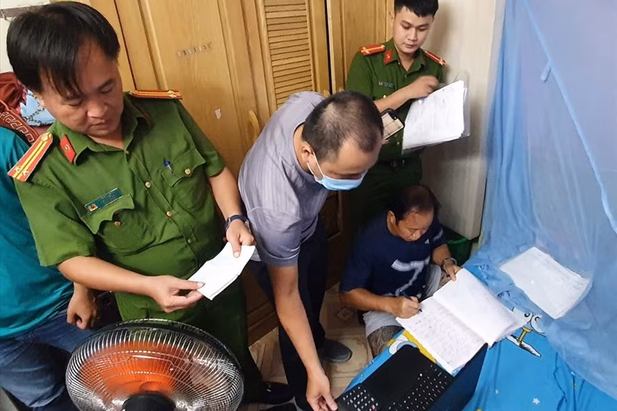 Cơ quan công an thu giữ các giấy tờ liên quan đến đường dây đánh bạc. Ảnh: CACC Cơ quan công an thu giữ các giấy tờ liên quan đến đường dây đánh bạc. Ảnh: CACC