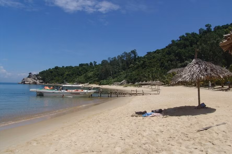 Đà Nẵng, Quảng Nam với thiên nhiên biển xanh, cát trắng vẫn là sự thu hút không cưỡng nổi đối với du khách trong và ngoài nước. Ảnh: NTH
