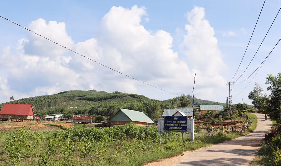 Đến nay làng Pốt, xã Song An, thị xã An Khê đã đạt 12/19 tiêu chí xây dựng làng NTM. Ảnh: Ngọc Minh