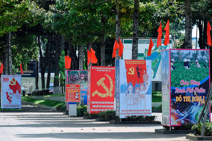 Khu vực xung quanh Quảng trường Đại Đoàn Kết được trang trí rất nhiều cờ, pa nô tuyên truyền về Đại hội.