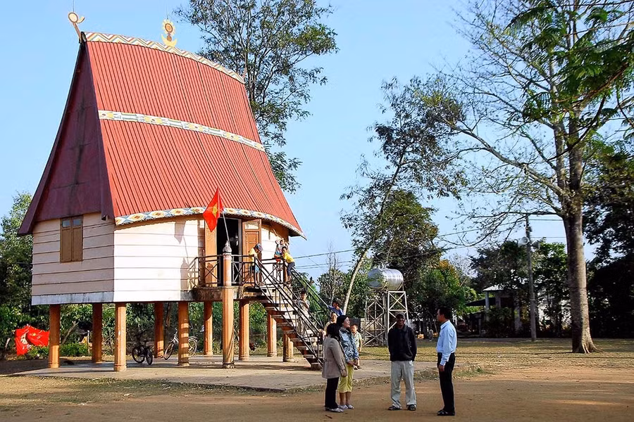  Nhà rông làng Ia Nueng (xã Biển Hồ) được đầu tư xây dựng khang trang. Ảnh: Phạm Ngọc