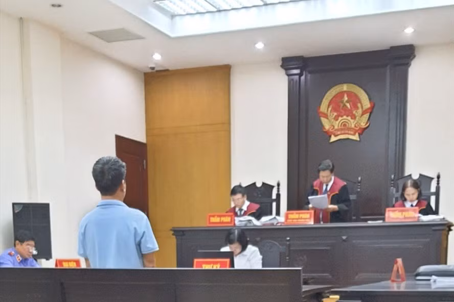Ông N (đứng, áo xanh) khởi kiện công ty xổ số xâm phạm bản quyền. Ảnh: V.Dũng.