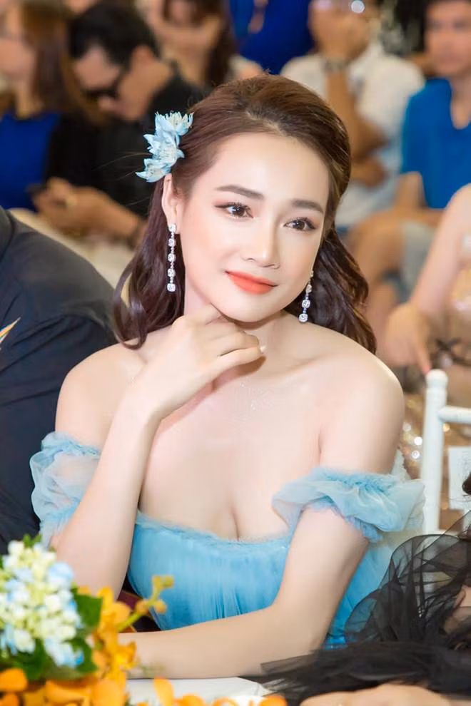 Phong cách thời trang của bà xã Trường Giang cũng thay đổi từ dịu dàng, nữ tính đến quyến rũ hút mọi ánh nhìn.