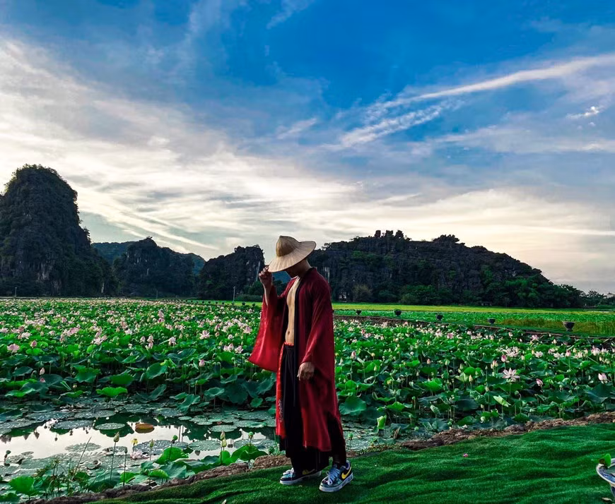 Các chàng trai 'sống ảo' không kém hội chị em.(Ảnh: CTV/Vietnam+)