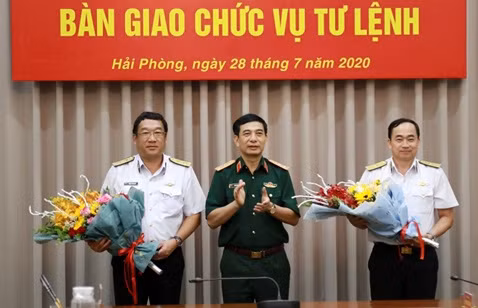 Chuẩn đô đốc Trần Thanh Nghiêm (phải), tân tư lệnh Quân chủng Hải quân - Ảnh: VGP