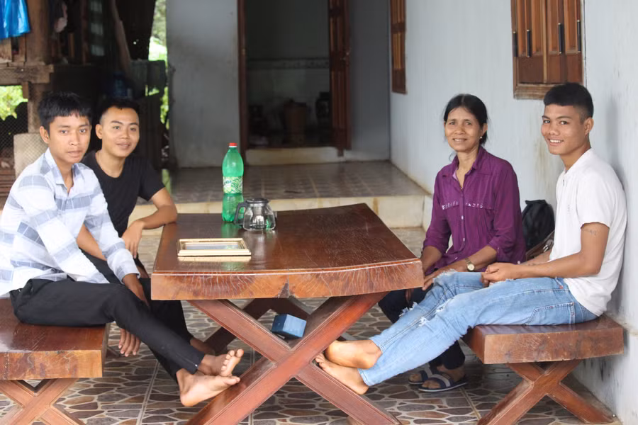 Từ trái sang: Khoa, Thoan, Khiêm-3 chàng trai Jrai dũng cảm cứu người đuối nước. Ảnh: Thiên Di