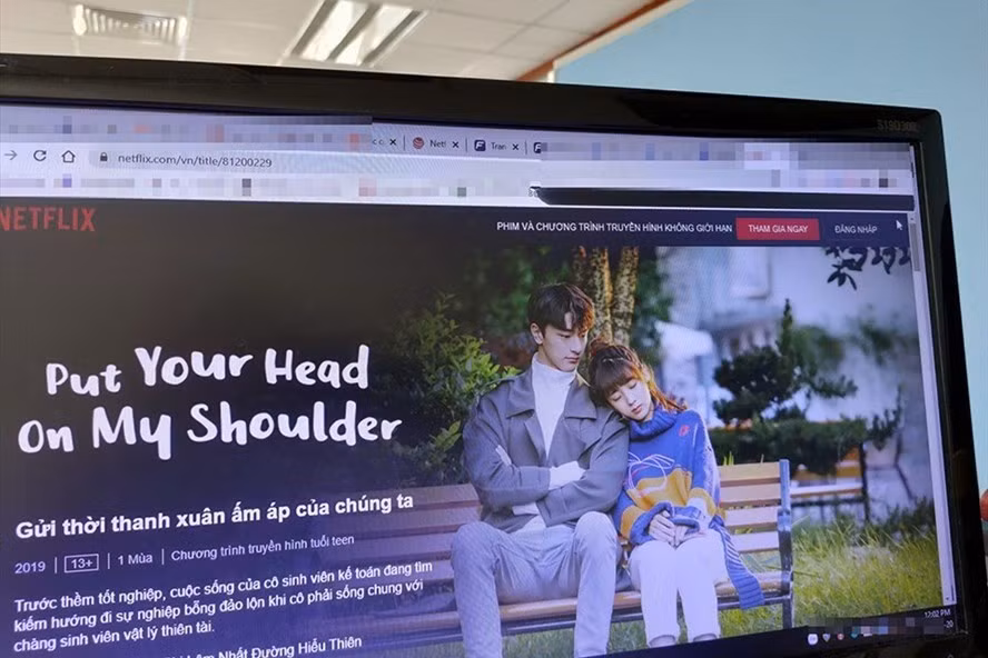 Bộ phim "Gửi thời thanh xuân ấm áp của chúng ta" (Put Your Head On My Shoulder) chiếu trên Netflix có bản đồ hình đường lưỡi bò phi pháp. Bộ phim