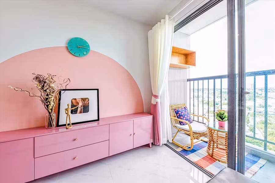 Phối thêm đồng hồ màu xanh da trời sẽ tạo thêm điểm nhấn cho căn phòng. Điểm lưu ý khi trang trí nhà dù với tone màu gì là cần hài hòa tất cả chi tiết với nhau, nếu không sẽ vô cùng rối mắt. Nguồn: Anh Quý