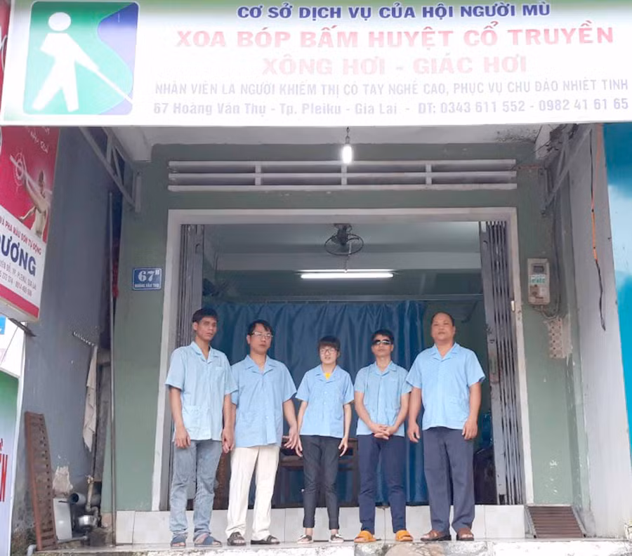 Cơ sở tẩm quất của Hội người mù tỉnh giúp nhiều hội viên có thu nhập ổn định. Ảnh: Hà Phương Cơ sở tẩm quất của Hội người mù tỉnh giúp nhiều hội viên có thu nhập ổn định. Ảnh: Hà Phương