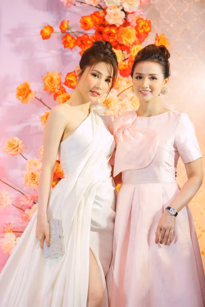 Diễm My 9x đọ sắc với Lã Thanh Huyền trên thảm đỏ.