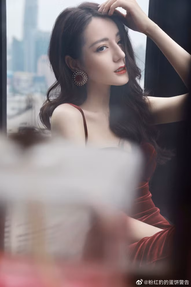 Không ít người còn phát hiện loạt ảnh của mỹ nhân Tân Cương được chỉnh sửa kỹ càng khác xa so với hình ảnh cô được chụp thực tế. Điều này tạo cho khán giả cảm giác bị 