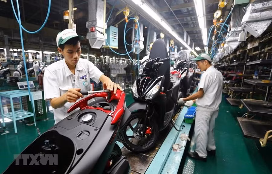 Dây chuyền lắp ráp xe gắn máy tại Công ty TNHH Honda Việt Nam, vốn đầu tư của Nhật Bản tại Vĩnh Phúc. (Ảnh: Danh Lam/TTXVN)