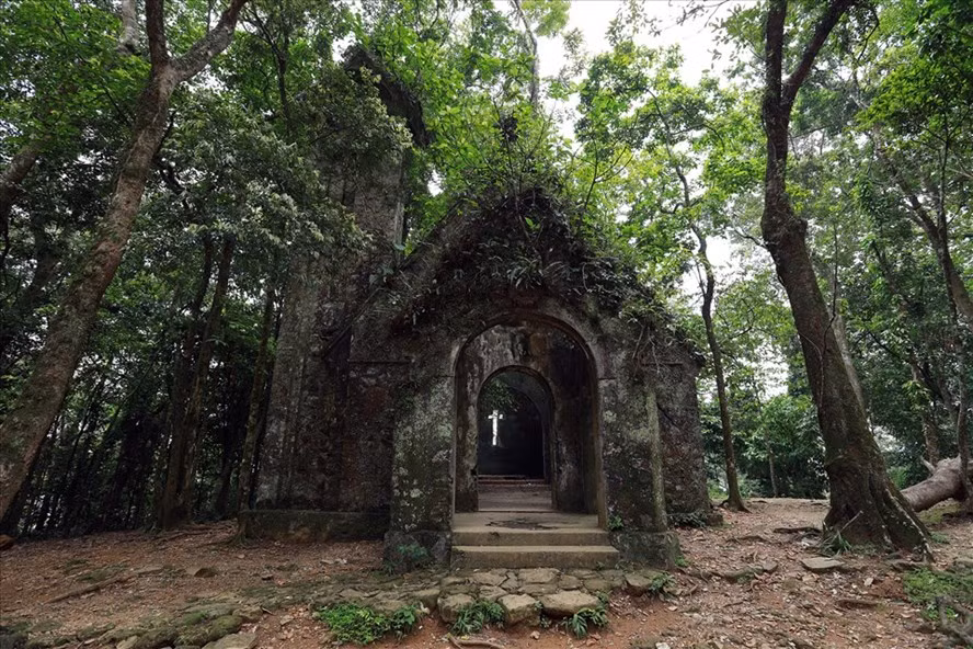 Nhà thờ được xây dựng từ lâu, theo thời gian đã đổ nát nhưng vẫn giữ được vẻ đẹp cổ điển. Ảnh: Hải Nguyễn