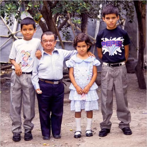 Một người mắc chứng Laron (thứ hai từ trái qua) và các con tại Ecuador. (Ảnh: NYT)