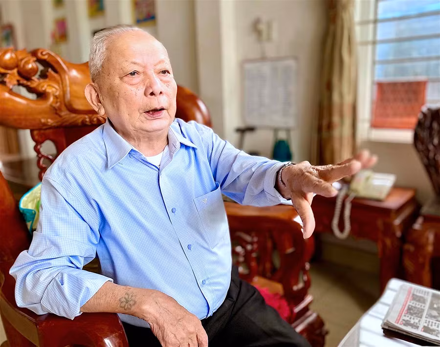 Ông Phan Anh Tuấn-nguyên Phó Chỉ huy trưởng Bộ Chỉ huy Quân sự tỉnh-nhắc nhớ về kỳ đại hội Đảng đầu tiên mà mình tham dự trong chiến khu. Ảnh Hồng Thi